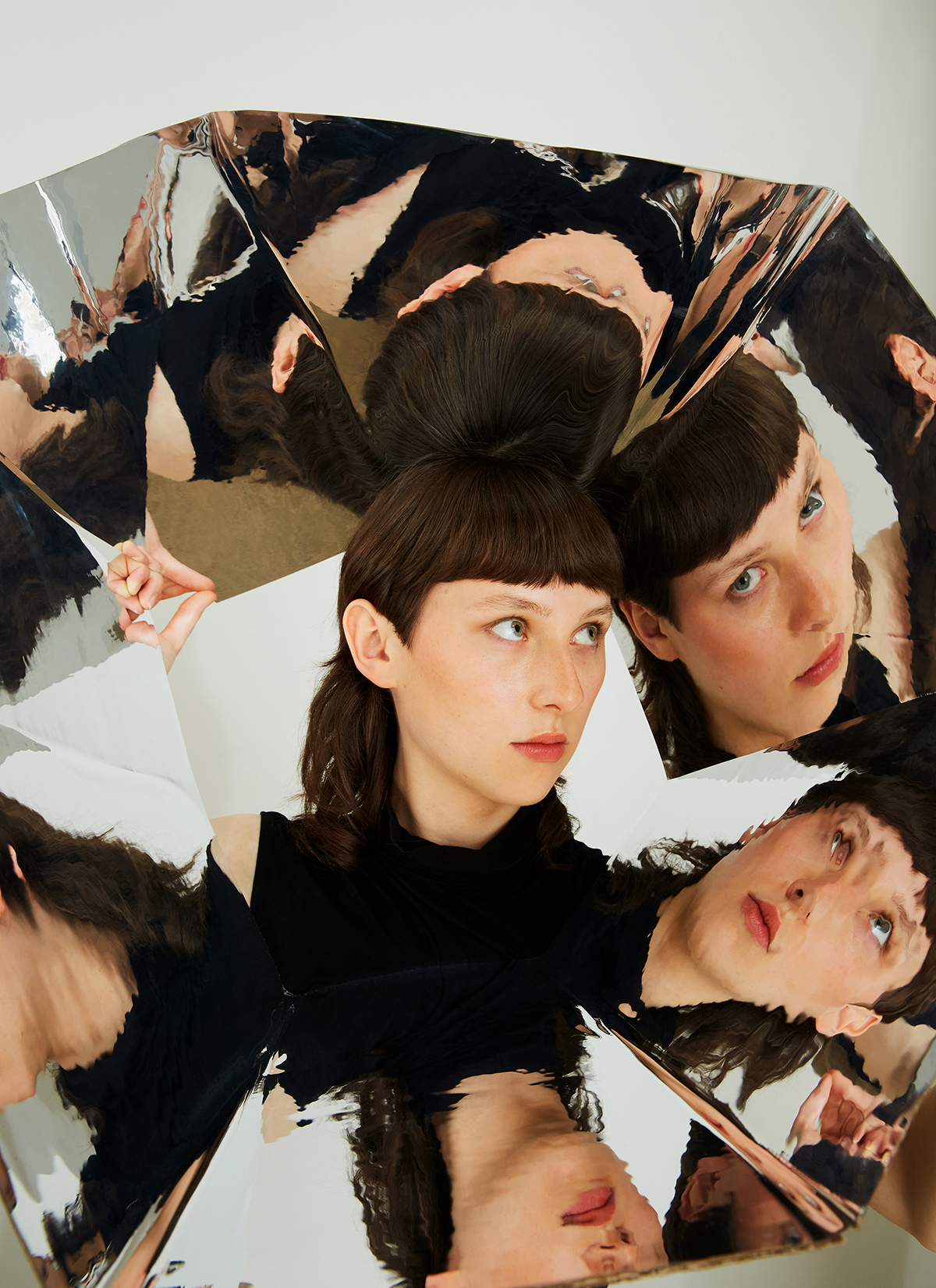 Photograph of a young woman for a magazine called Horizonte